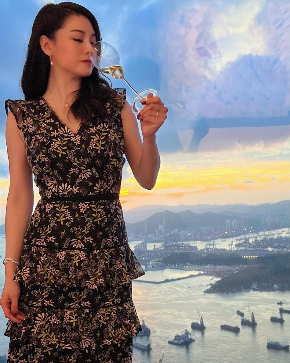 其後鍾意飲紅酒嘅佢就考獲品酒資格，並開始發展紅酒及飲食生意