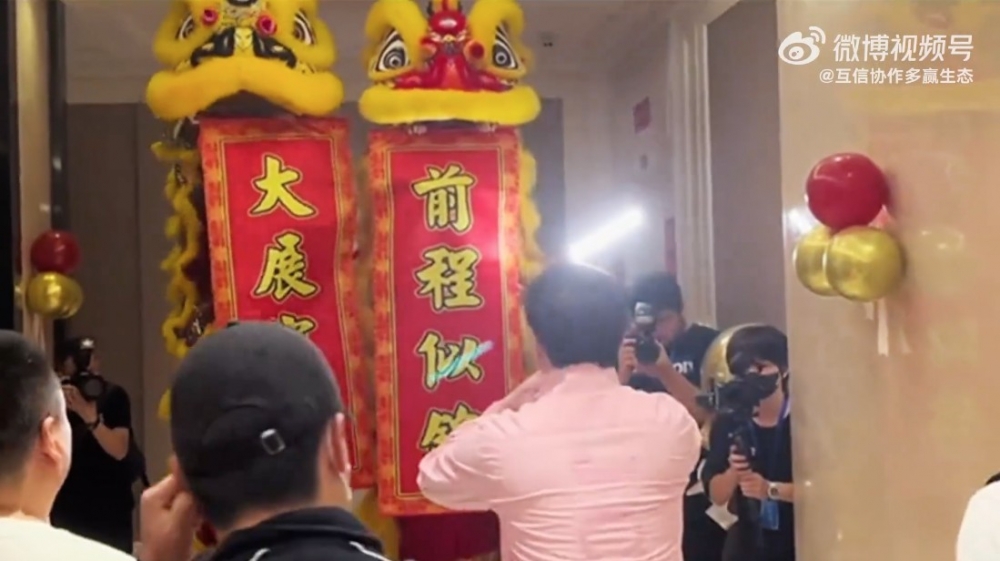 3個月後佢再次到有關樓盤,地產商派出唔少人迎接,又安排舞獅表演