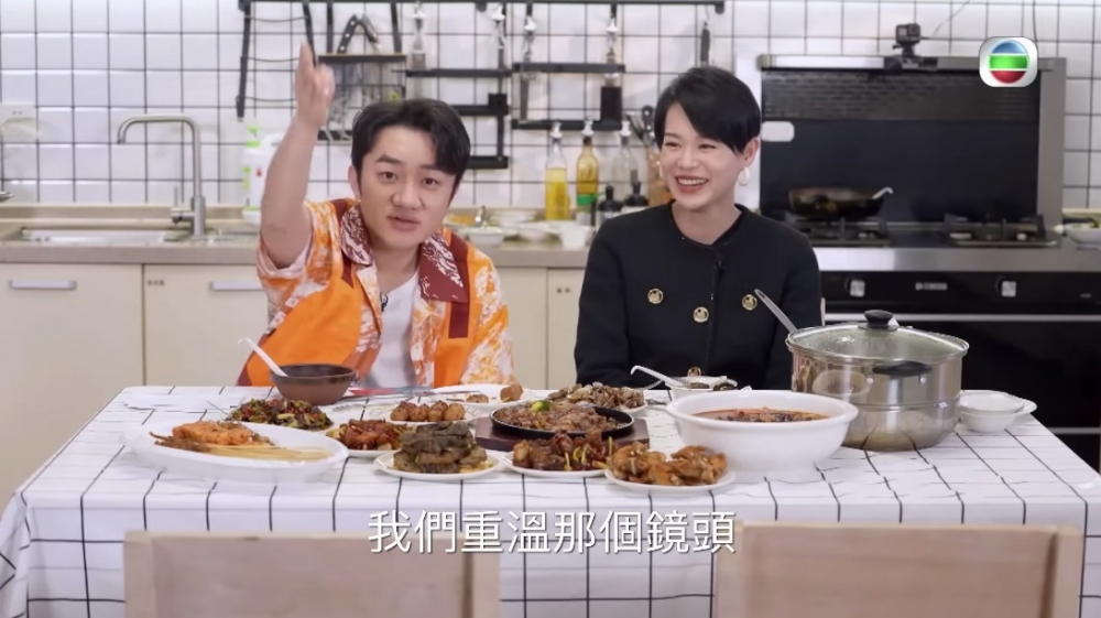 其後王祖藍指：「我哋重溫嗰個鏡頭。」