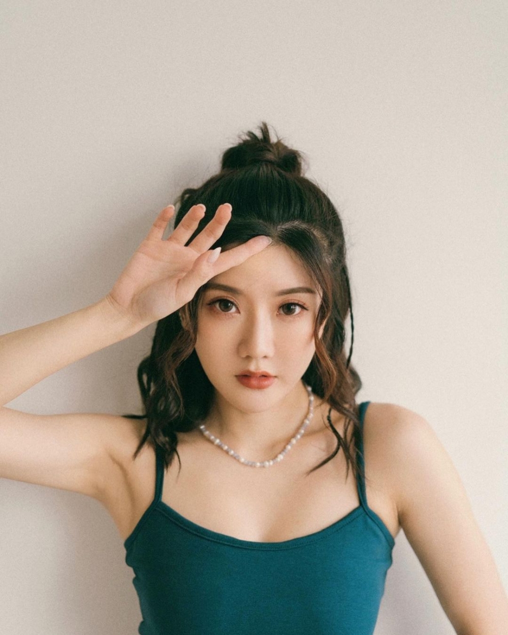 Kathy係一位模特兒及網上主播。