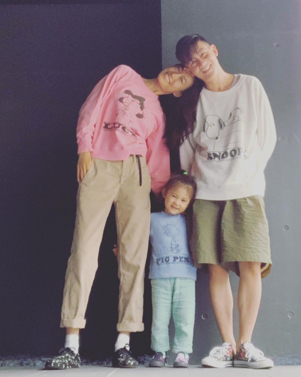 一家三口幸福美滿。