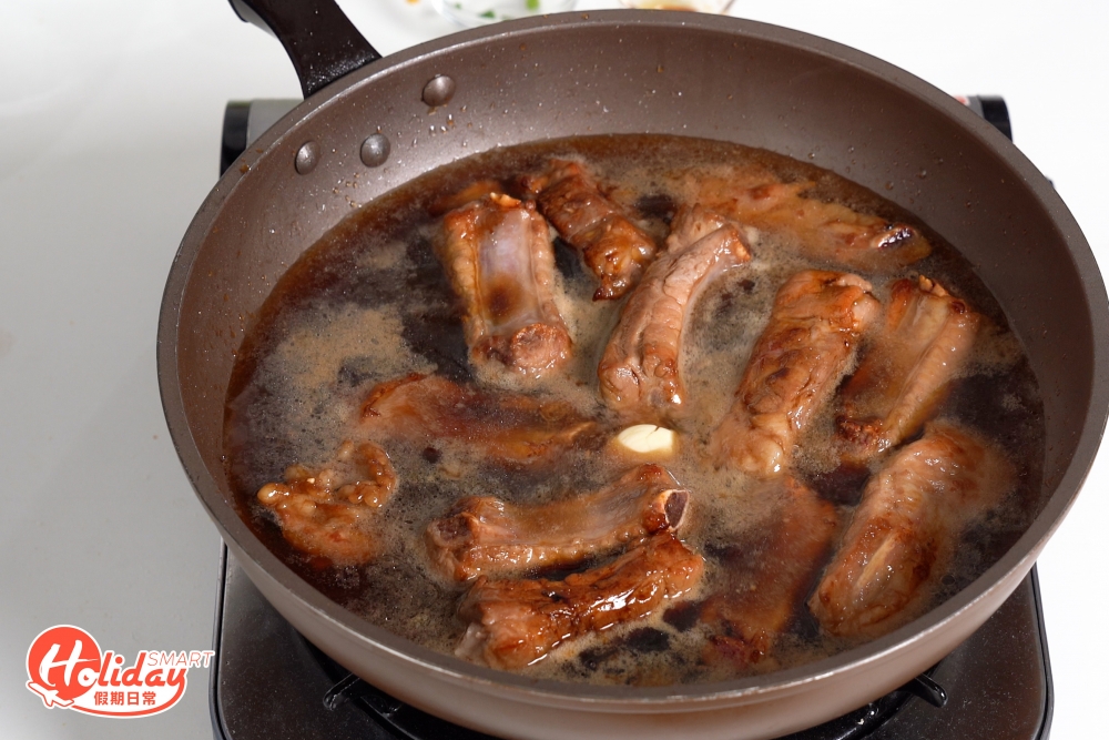 炒均匀後,再倒水入鍋,水位剛蓋於肉表面就可。