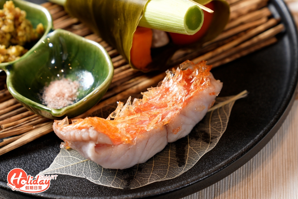 立鱗燒以日本傳統烹煮技法製作，再用滾油處理魚面，令魚鱗立起外皮酥脆，是少有的心機手工料理。