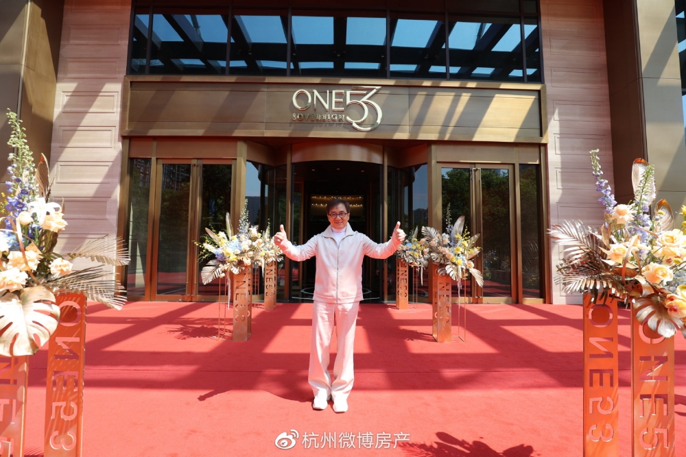 今年5月成龍突然現身杭州一個樓盤