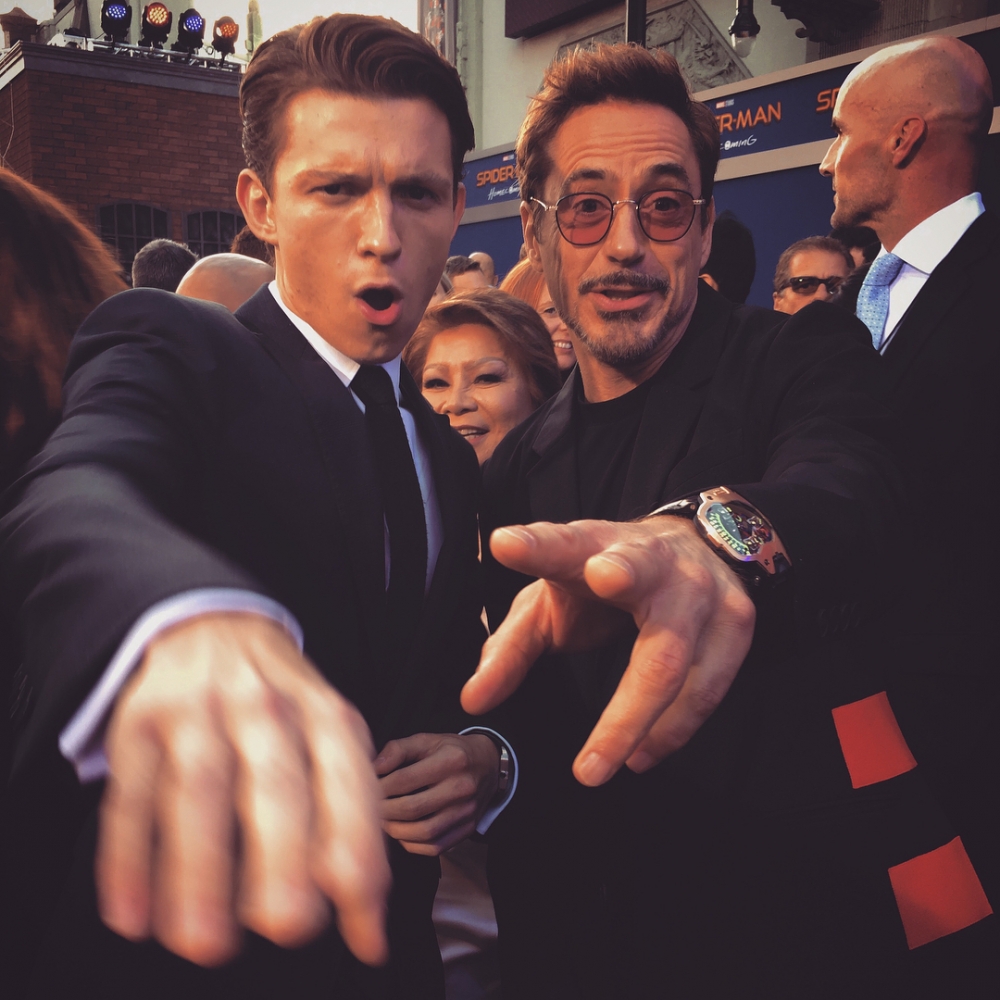 Tom Holland「Spider-Man」與Robert Downey Jr.「Iron Man」情同父子的情誼深受影迷歡迎及喜愛，戲外關係亦相當不錯！