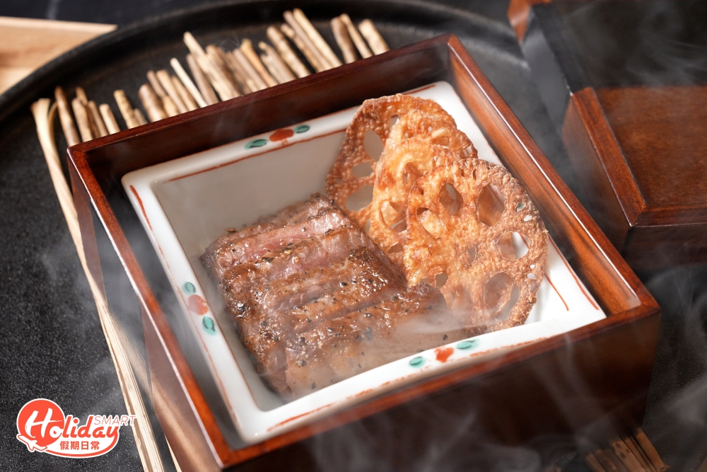 主菜之一的蘋果木煙燻A4和牛伴蓮藕脆片，打開瞬間散發陣陣蘋果木香及煙霧，非常打卡able。