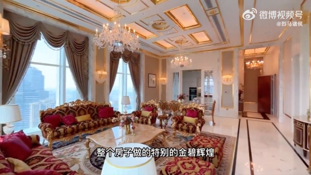 微博上嘅影片曝光咗成龍購買嘅豪宅內部,金碧輝煌嘅裝修風格同奢華傢私十分有氣派