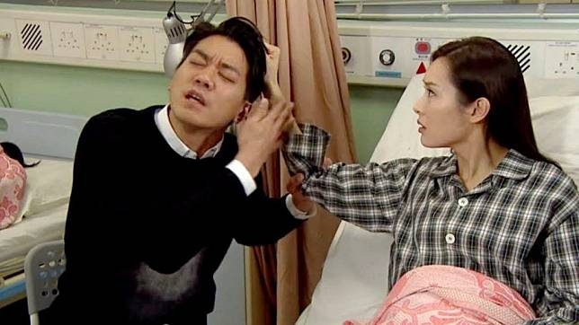 小霞則辯稱自己先係受害者，佢指王先生一直自稱已離婚，所以佢先同對方交往