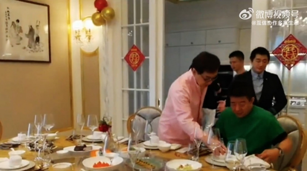 飯廳圓枱可以坐到6個人以上。