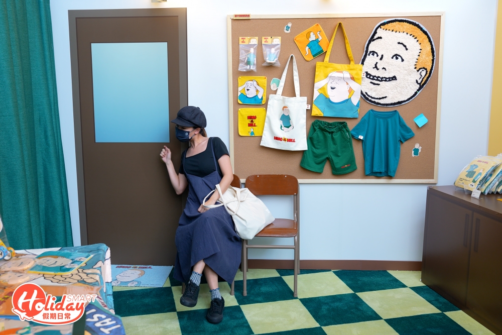 Bobby初中校園走廊的場景,有齊學校儲物櫃、深綠與淺綠相間的格仔地板、壁報板等。