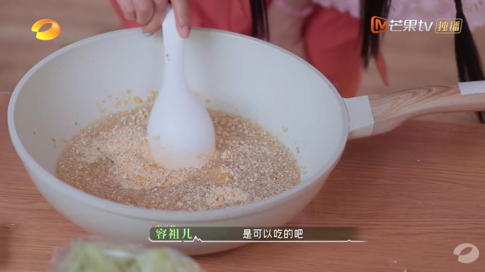 最終容祖兒決定用「水面粉」為豬福煮一個豐富嘅早餐,容祖兒一邊整一邊話:「其實這些人類是可以吃的吧?!」