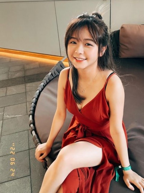 Kaka本身係一位演員，宜家仲會經營下YouTube頻道拍攝唱歌片