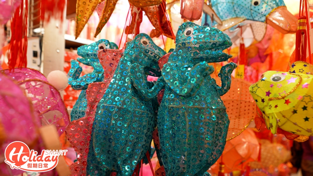 燈籠價錢由幾十元至幾百元不等，可以選擇單買燈籠，或加錢購買LED燈芯，店主亦會花心思為部分燈籠配置不同顏色的燈芯，營造幻彩的燈籠款式。店舖每年都會推出限量款式的燈籠，包括南瓜車、鯊魚和恐龍等。