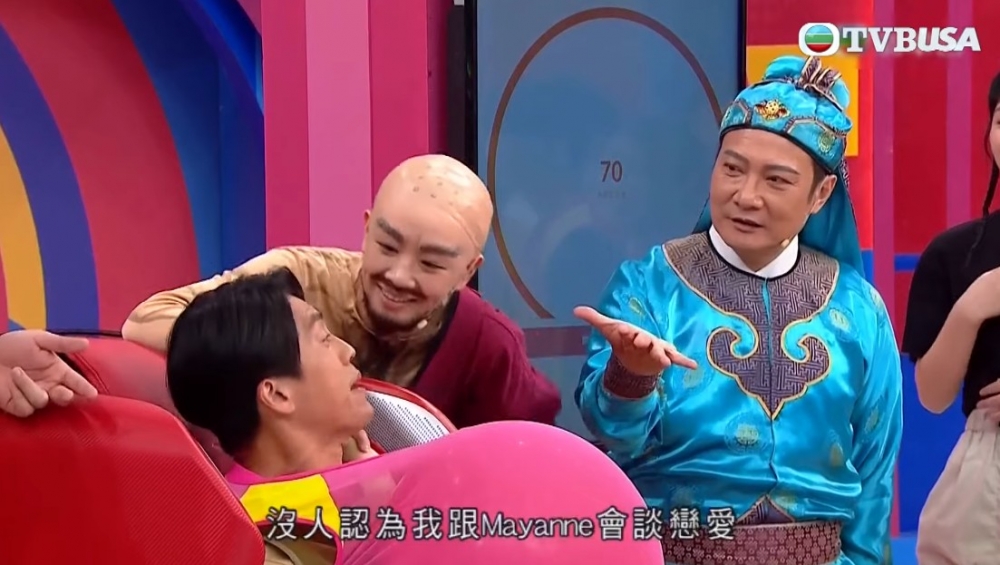 森美嘅其中一位好搭檔麥美恩負責幫佢擺氣球,仲不停靠近佢俾壓力佢!