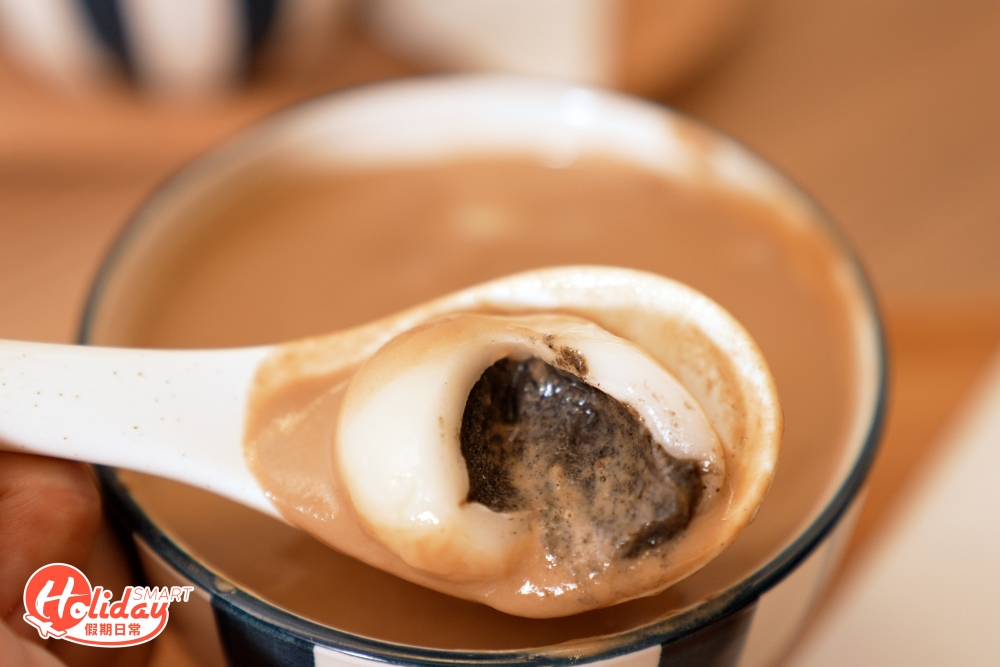 記者建議要另加湯丸，湯丸暫時只有芝麻味一款，不過加在核桃糊中非常搭配，咬落即有芝麻餡料爆岀