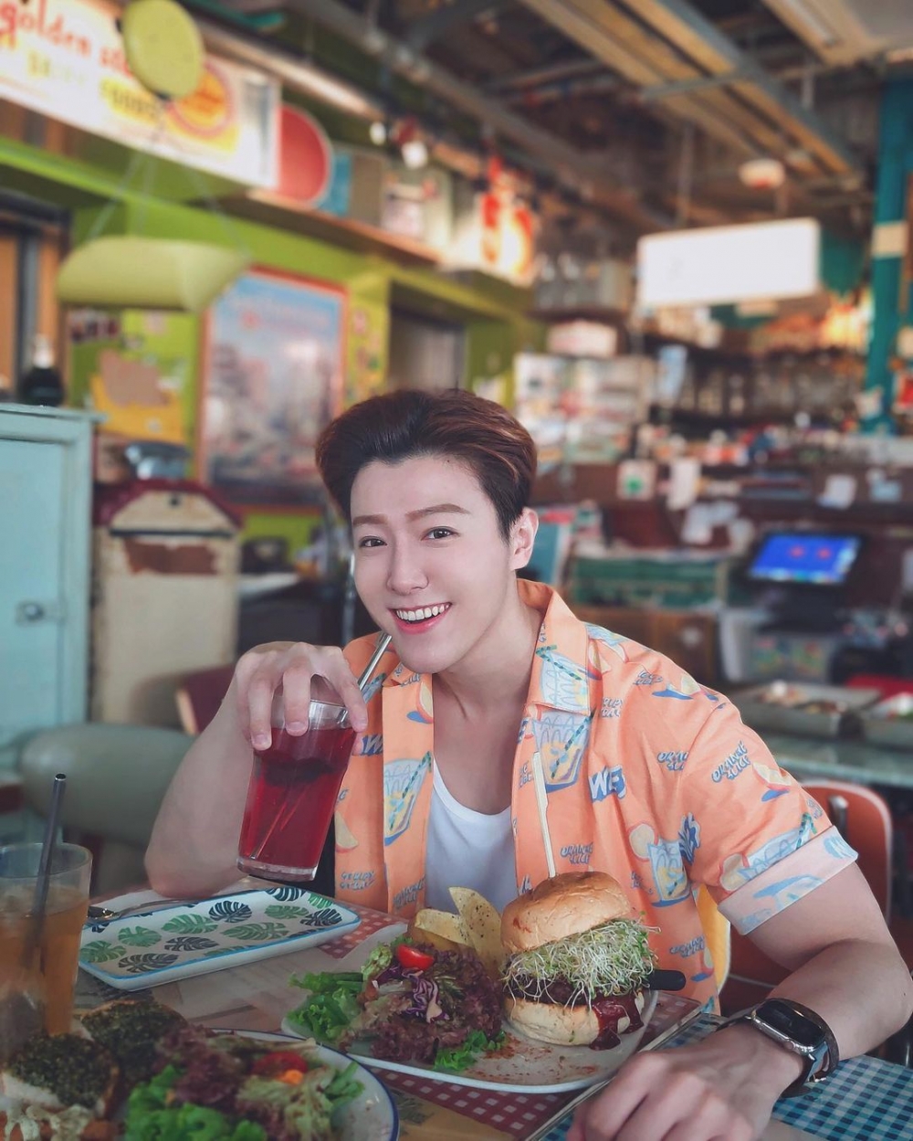 另一位新加入嘅成員River（楊珀麟），佢嘅IG簡介稱「?????? ? ?????? ? ????? 」