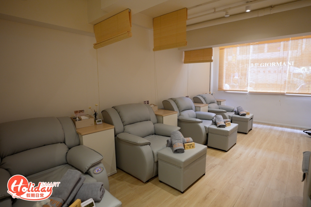 按摩店分開獨立房間和按摩區域，下層主要為座椅按摩區，設有5張梳化座椅，梳化位置寬敞舒適，每張座椅以木窗簾分隔，保持適當私隱度，每位座位配備毛巾和提供電話充電，非常方便。