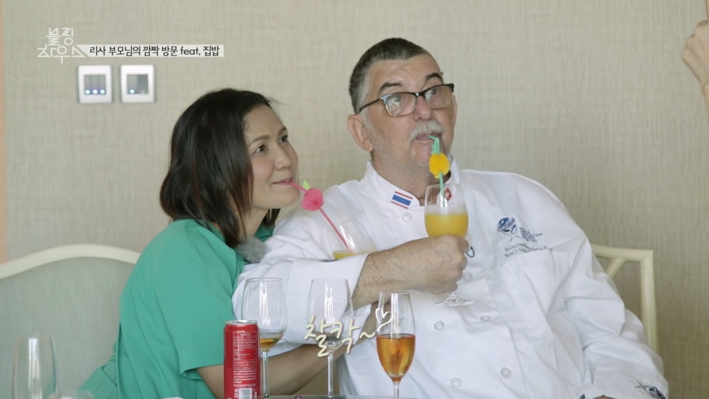 Lisa的媽媽與繼父曾出演過實境節目《BLACKPINK HOUSE》~