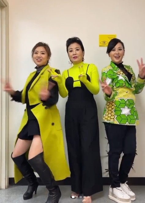 三人都身穿超搶眼嘅黃色服裝，而阿姐仲話係佢哋事隔20年再度合作！