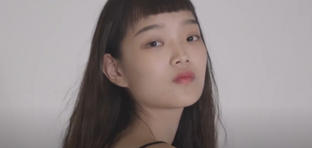 事實上女生其實係24歲嘅韓國著名模特兒Bomi Youn 윤보미！