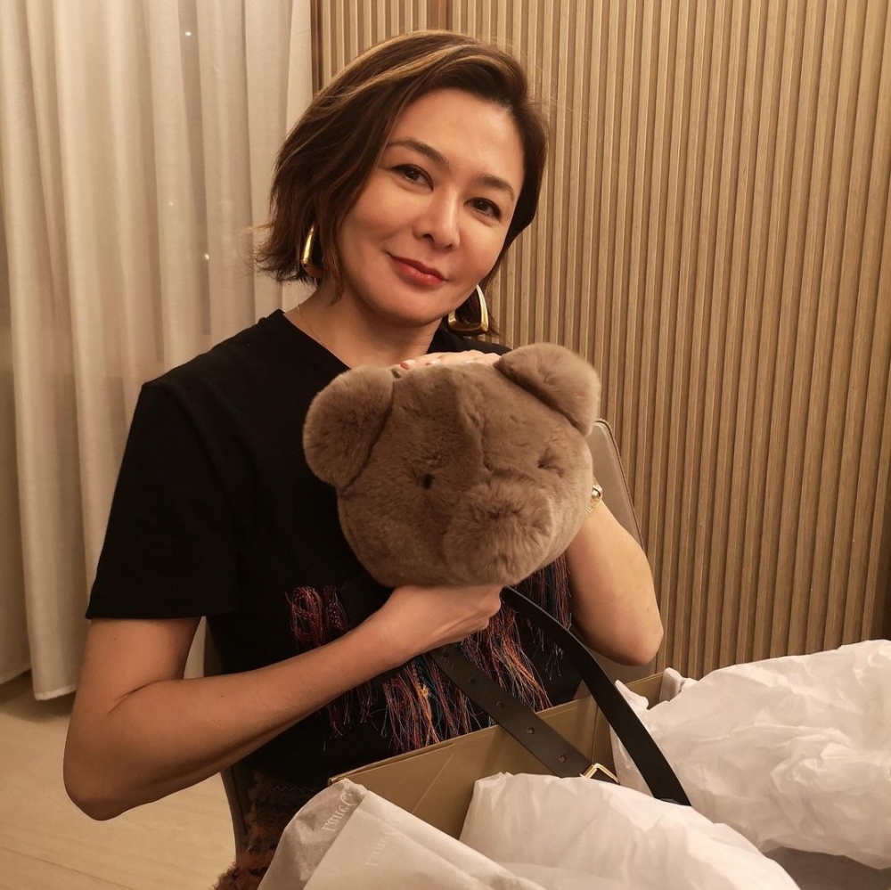 2015年傳出關之琳與劉嘉玲因富商陳泰銘而反目,一度斷絕來往。