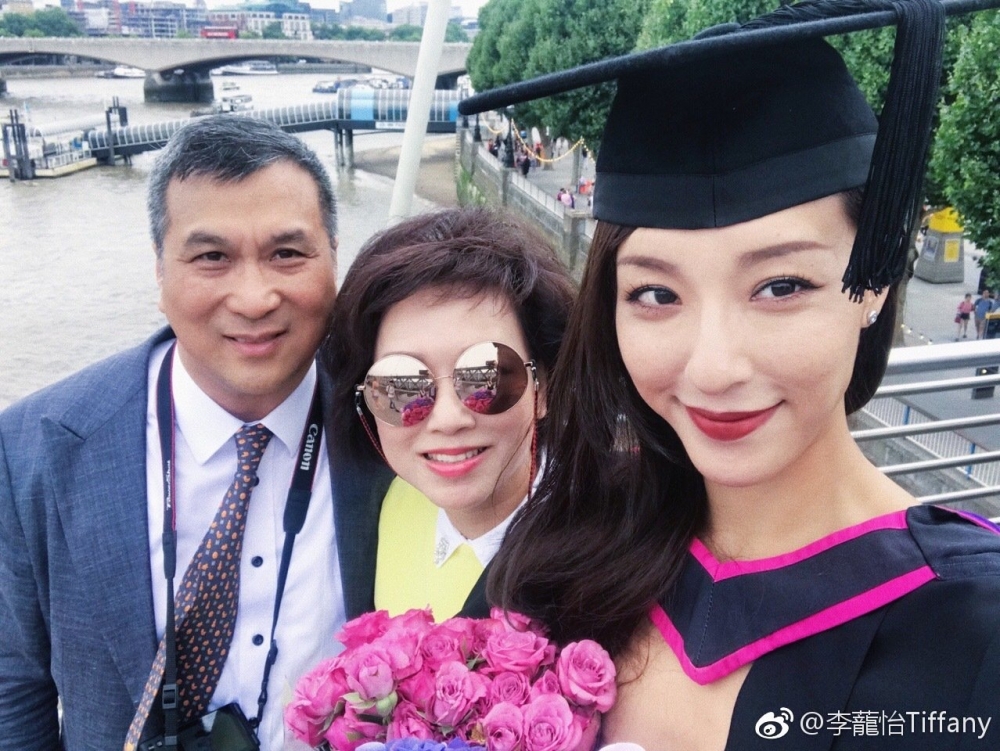 李蘢怡嘅媽媽其後再改嫁