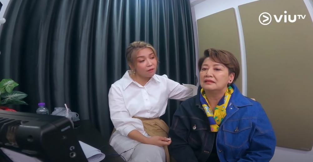 而佢媽媽就係1979年香港小姐季軍鍾慧冰！