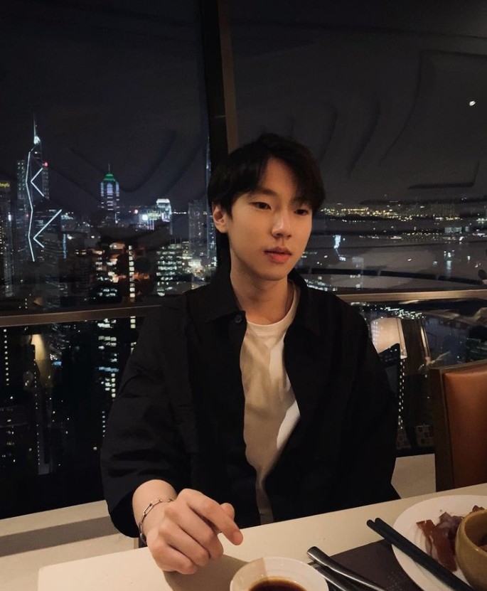 Sky曾喺網媒擔任幕前工作