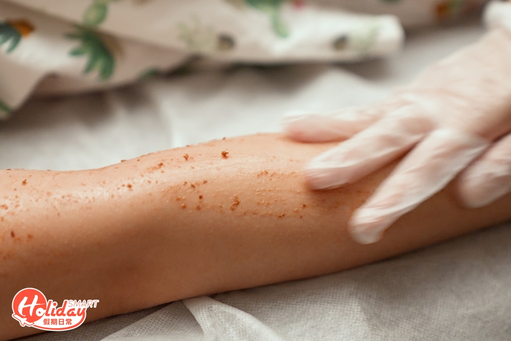 玫瑰磨砂進行全身護理，去除皮膚的角質死皮，再配合潤膚乳液一邊按摩一邊滋潤。