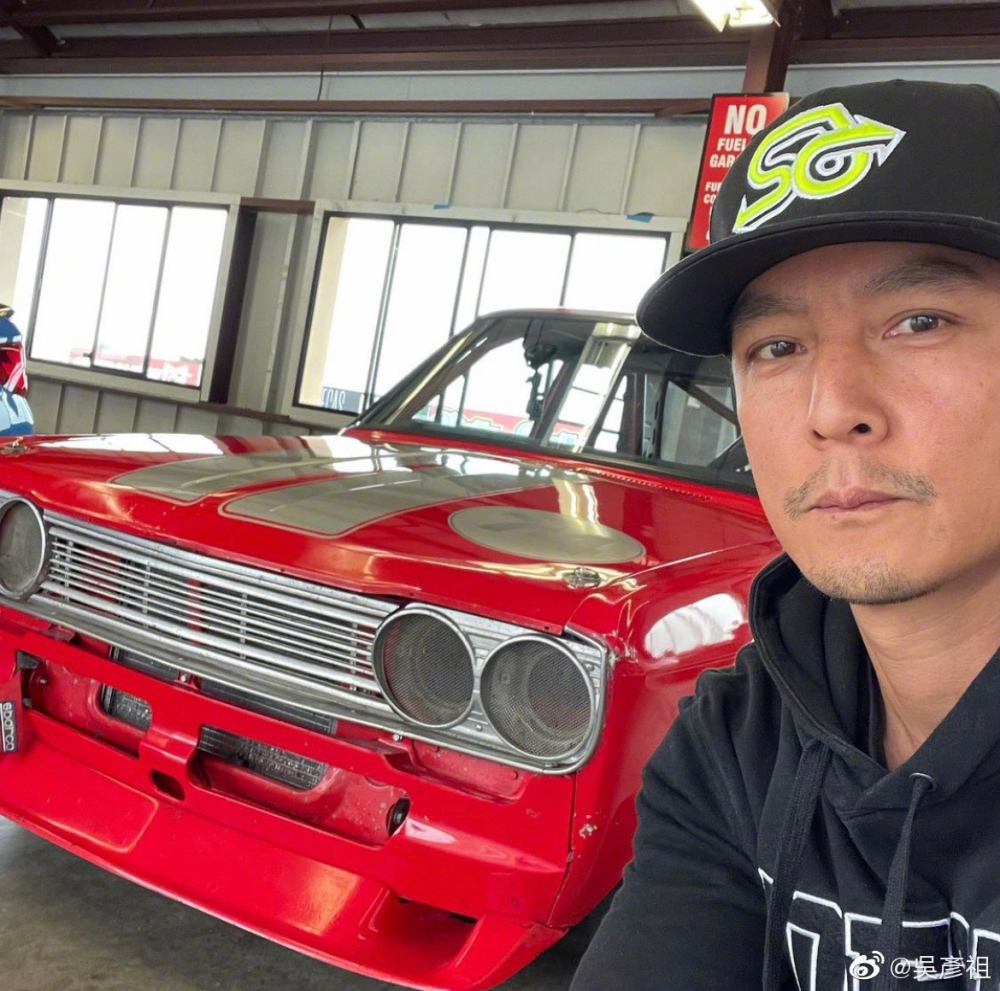 近年吳彥祖開始重燃對賽車嘅熱愛，加入美國專業賽車隊！