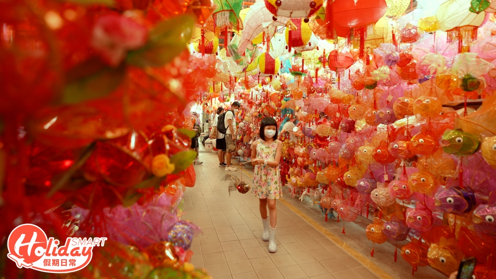 甫入燈籠街再抬頭，映入眼簾是一大片燈籠海，場面相當壯觀！即使是平日早上都人頭湧湧，假日場面可想而知更加「墟冚」，不少人都慕名而來買燈籠及「打卡」，漸漸變成矚目景點，老闆和老闆娘一律「任影唔嬲」，甚至出手教大家拿捏最佳角度。