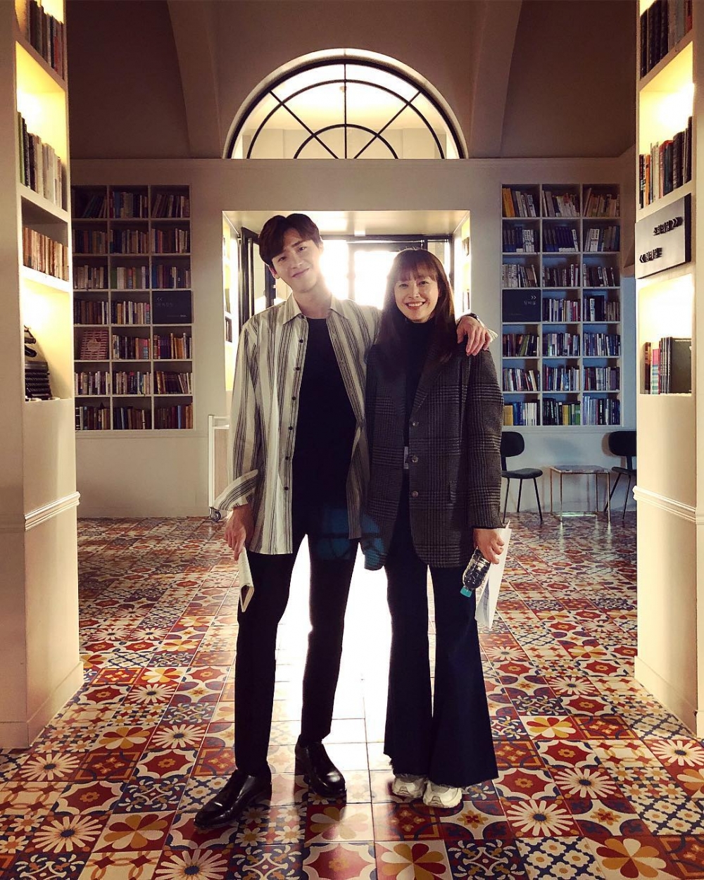 李鍾碩絕對係追星成功的例子！他終於與女神李奈映一起合作韓劇《羅曼史是別冊附錄》~