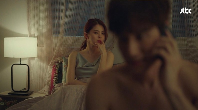 王先生同小霞相戀多年，小霞更為王先生誕下兒子