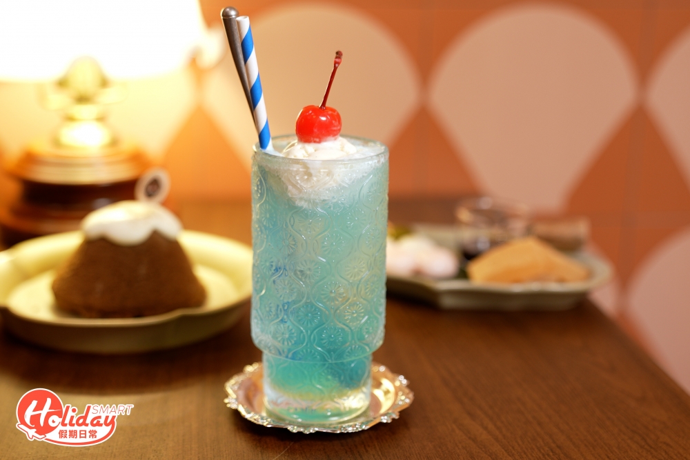 店內亦供應限定飲品及特調咖啡，包括多款口味的特色手沖咖啡，虹吸咖啡和日本茗茶等，賣相吸引的富士山​​特飲「昭和の富士山」幾乎每枱必點，其實是雲呢拿雪糕配荔枝梳打，飲到粒粒荔枝肉消暑解渴。