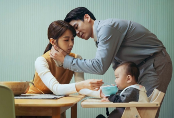 小霞聲稱對王先生實際嘅婚姻狀態唔知情，而且兩人育有一子，王先生所贈嘅金錢都係兒子撫養費，無理由要返還。