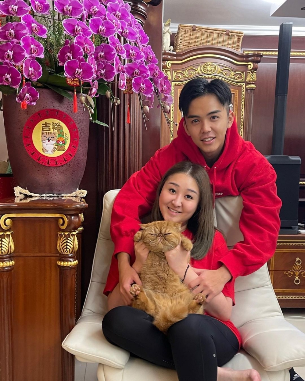 伍富橋透露佢喺公開戀情後就不停向女友求婚：「唔知點解一見到佢就好想同佢結婚！」終於打動到女友答應同佢結婚。