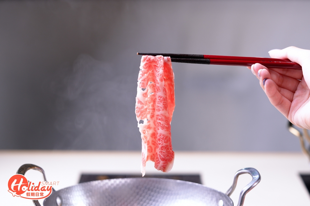 每款套餐分別只是在於肉類不同，除了和尚頭，還有黑毛和牛西冷、肉眼，甚至最高級的A5和牛肩脊肉，和牛部位則取決於師傅當日挑選，當日「極上黑毛和牛A4套餐」供應A4黑毛和牛牛肩脊肉，油花分布均勻，肉質帶嚼勁，大約涮6至8秒便是最佳口感。