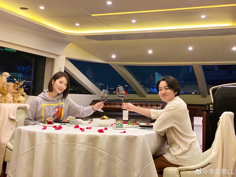 王祖藍2015年與李亞男結婚,婚後育有兩女,夫妻一直恩愛。
