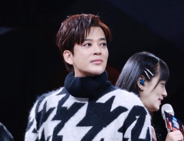 2020年，陳曉東出演真人騷《追光吧！哥哥》過分精緻嘅五官成為熱話！