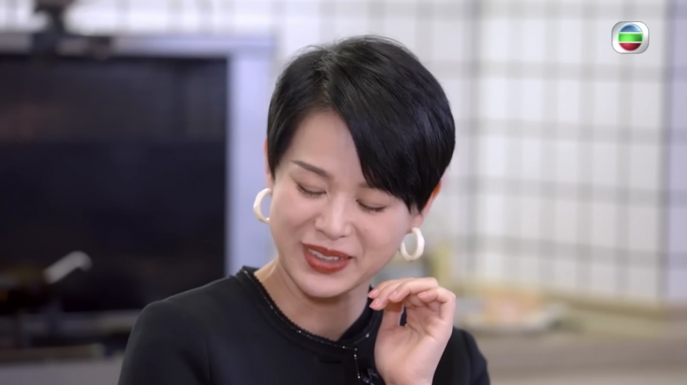 胡杏兒表現得十分尷尬：「唔可以講㗎！」
