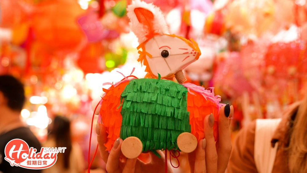 舖頭內幾乎全部的燈籠都是店舖家族一手一腳自家設計和手紥，每個都是獨一無二，由最常見的金魚、白兔造型外，還有烏龜、大笨象和恐龍等，其他外面較少見的款式，不失傳統感覺，更增添現代元素，難怪大受街坊歡迎。