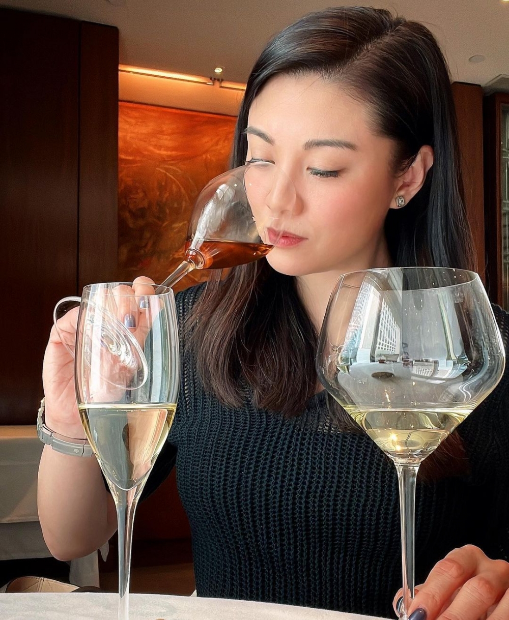 上年廖碧兒喺中環開咗酒吧，而短短半年酒吧生意額已經達到7位數！