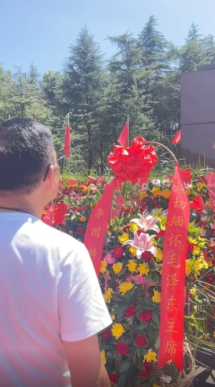 最近佢仲專登去拜訪毛主席嘅故居,送上花籃,獲內地網民大讚!