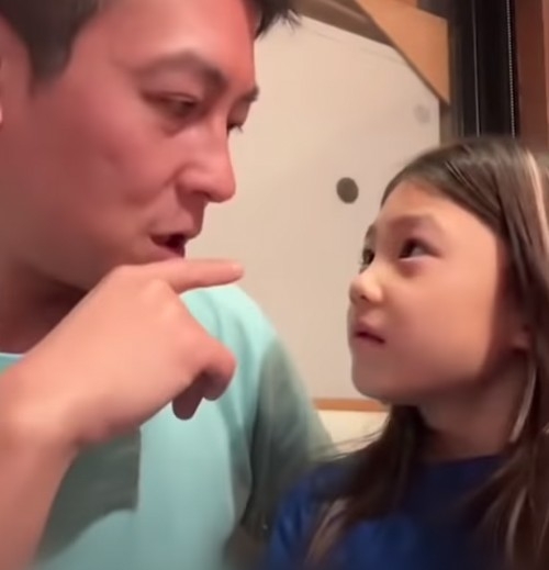 Alaia大爆爸爸正在拍戲。