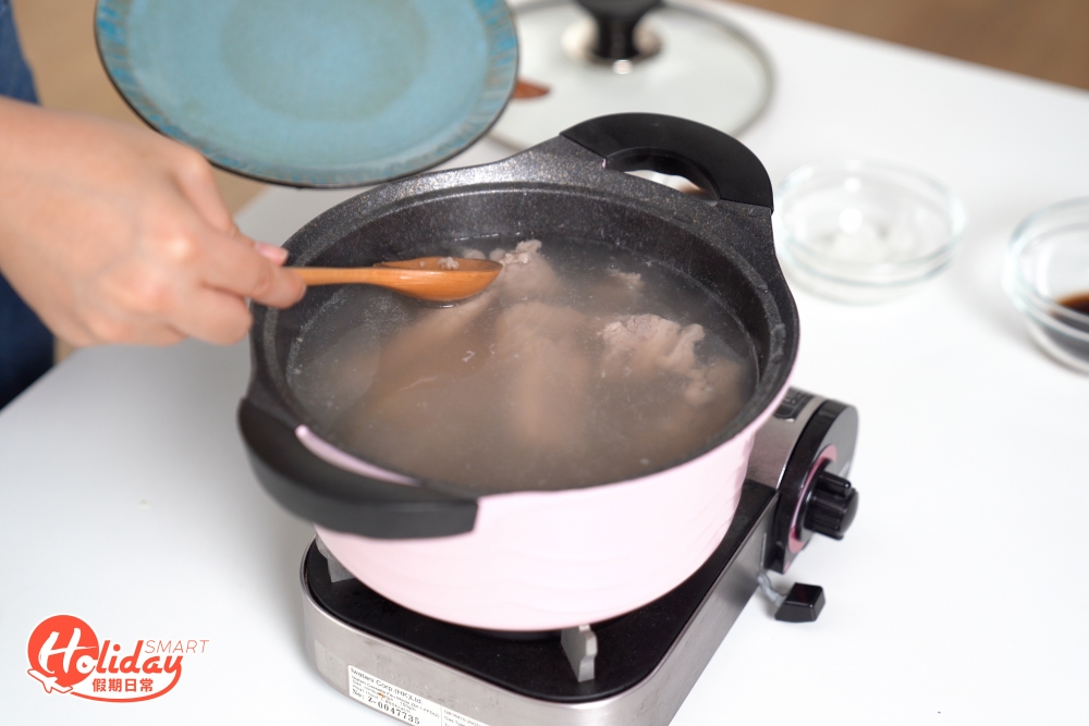 將水熱滾後,放入薑片和豬肋骨,目的是將豬肉的血水、雜質和異味處理。