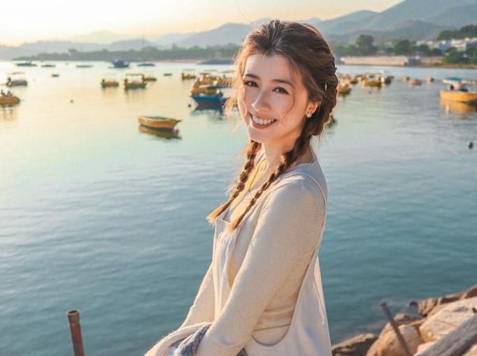 過往佢曾經喺ViuTV嘅節目做主持，而且仲有參加過選美比賽～