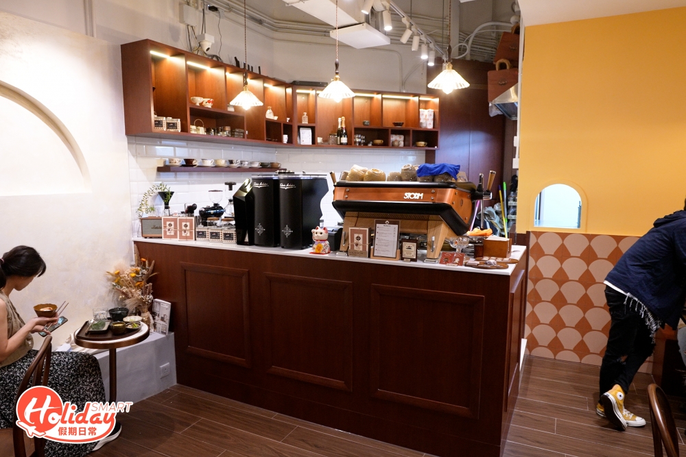 店內裝修充滿日本懷舊昭和時代感覺，從彩繪玻璃門口、扇形花紋瓷磚、木座椅、玻璃吊燈、盛載食物的容器，以至各式各樣自家製的精品，全部設計都一絲不苟，從細節看得出別具心思。