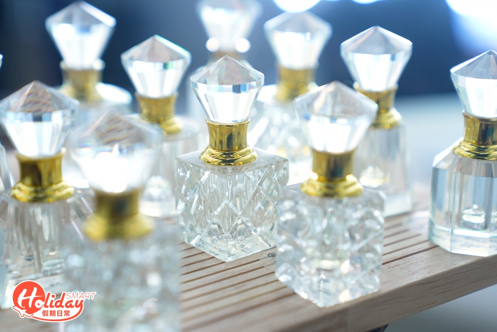 CAVE則提供逾16款香薰供客人自由配搭，如可以護理傷口、應付敏感皮膚、美白補濕、減肥排毒等等。