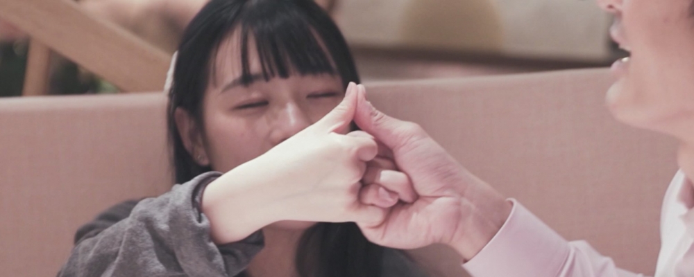 其實芝芝喺節目中說話聲音都比較嬌嗲，可能係因為佢本身做幼稚園老師