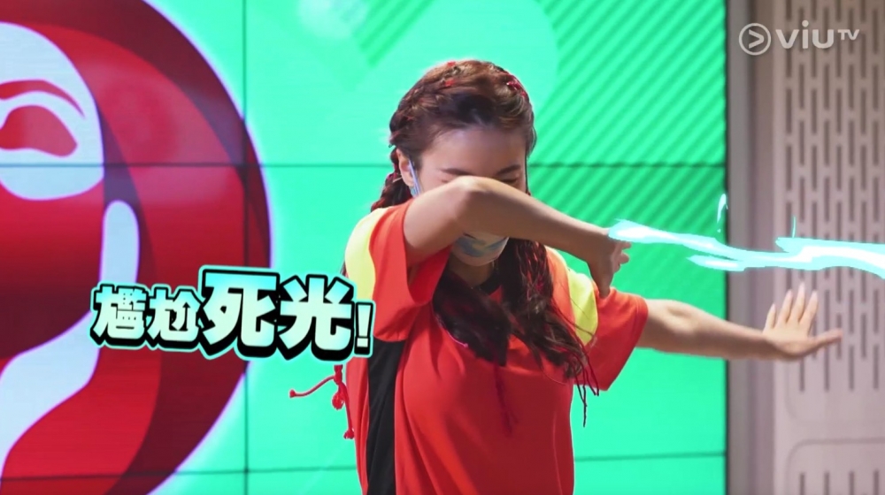 其後仲表演埋跳舞,原來佢嘅呢身打扮係參照返張栢芝「玉面雙飛龍」嘅造型!